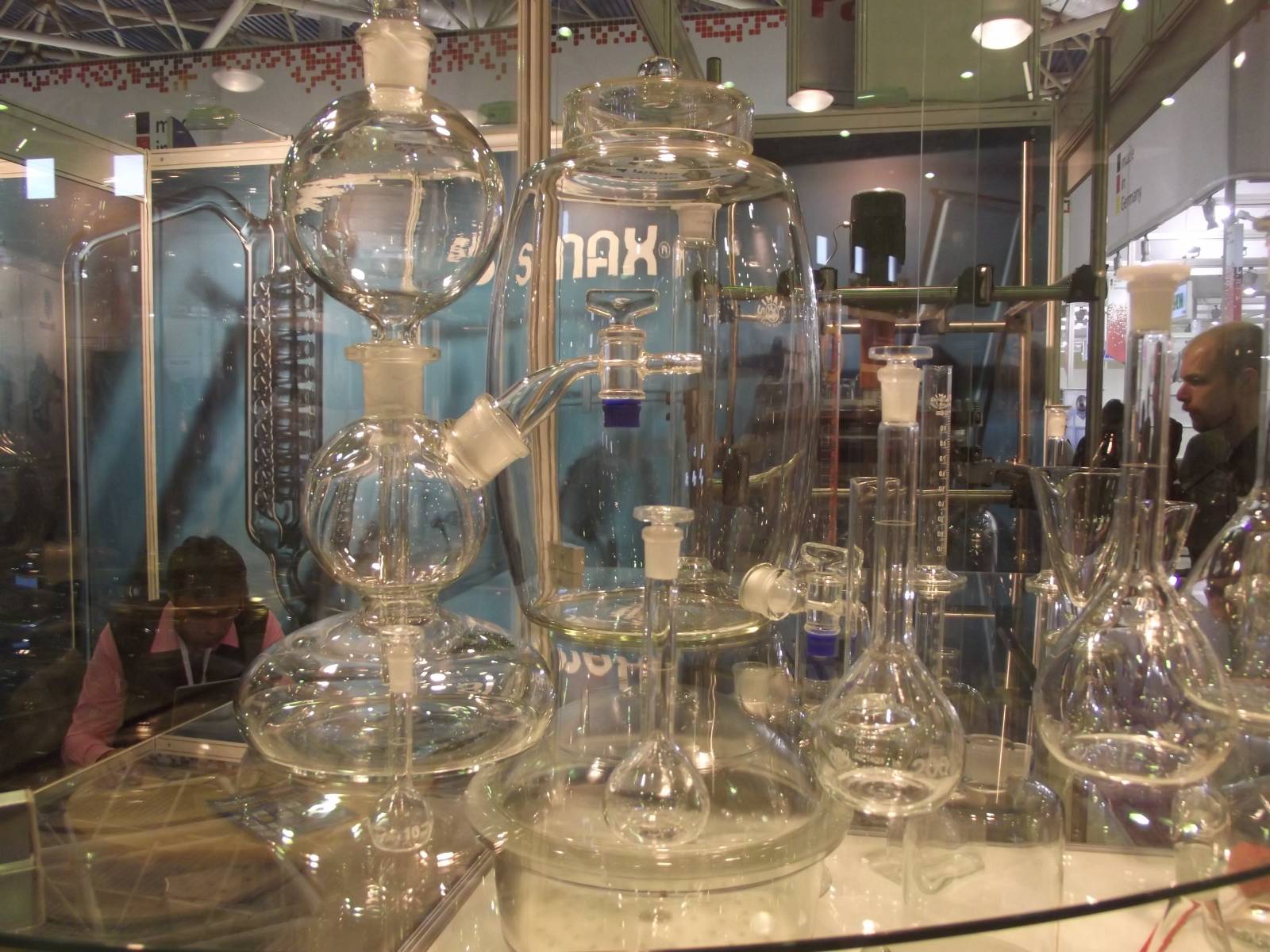 Хим лаба. Стеклянная лабораторная посуда. Стеклянные приборы для химической лаборатории. Химическая посуда.
